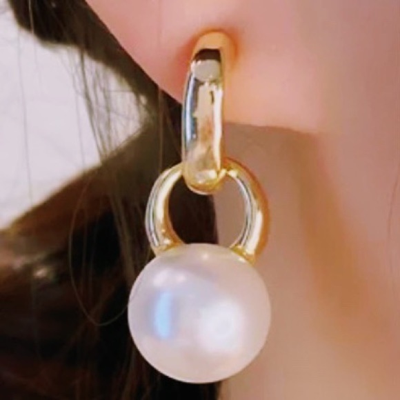 NEW Gold & Pearl Dangle Earrings Meghan Markle Designer Inspired Style - Picture 9 of 10